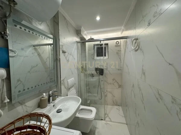 Tirane, jepet me qera apartament 1+1 Kati 2, 55 m² 800 € (Rr. Kavajes)