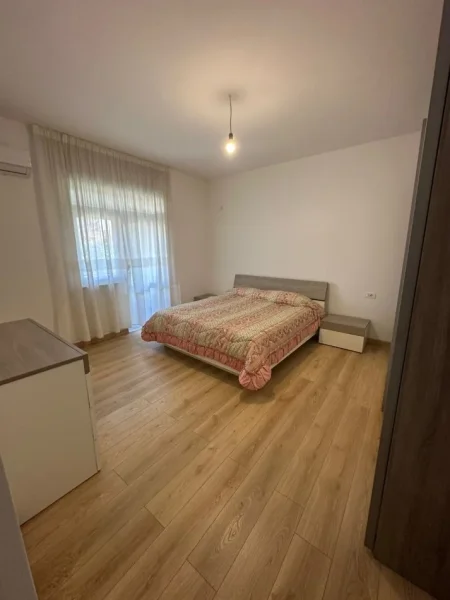 Tirane, jepet me qera apartament 2+1+Ballkon Kati 3, 90 m² 600 € (Pazari i ri ,prane Lincoln)