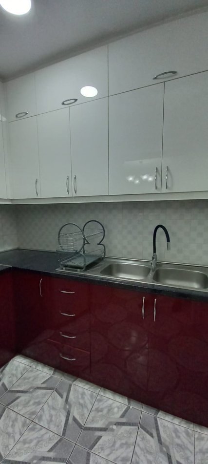 Tirane, jepet me qera apartament 2+1 Kati 4, 450 € (shkolla e bashkuar)