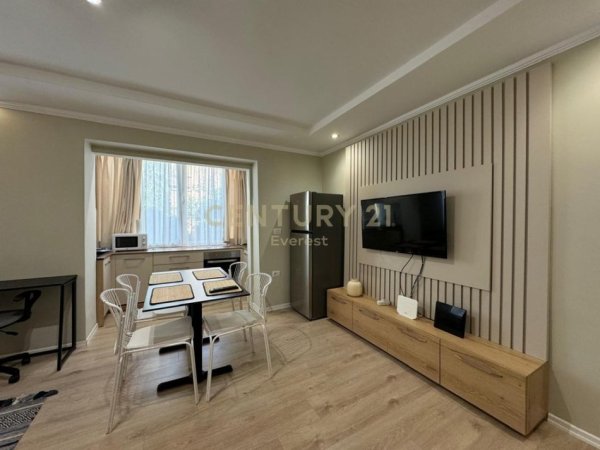 Tirane, jepet me qera apartament 2+1 Kati 2, 55 m² 800 € (QENDER)