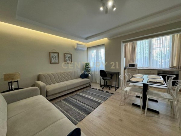 Tirane, jepet me qera apartament 2+1 Kati 2, 55 m² 800 € (QENDER)