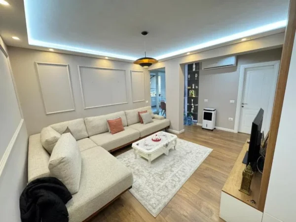 Tirane, jepet me qera apartament 2+1 Kati 4, 95 m²  100.000 leke te reja (myslym shyri)