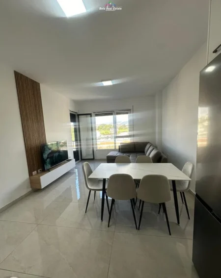 Tirane, jepet me qera apartament 2+1+Ballkon Kati 3, 103 m² 500 € (paskuqan)
