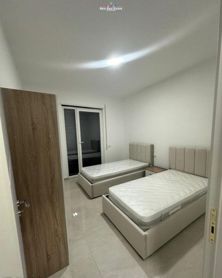 Tirane, jepet me qera apartament 2+1+Ballkon Kati 3, 103 m² 500 € (paskuqan)
