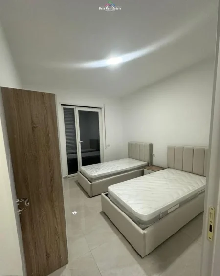 Tirane, jepet me qera apartament 2+1+Ballkon Kati 3, 103 m² 500 € (paskuqan)