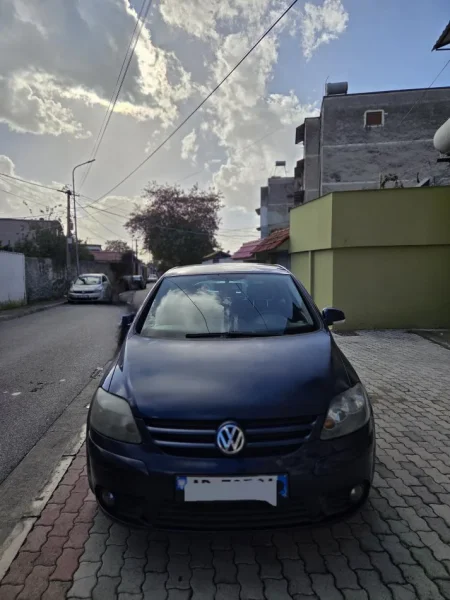 Tirane, shitet makine Volkswagen Nafte, blu e errët automatik Kondicioner 321.000 km
