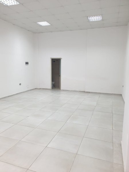 Tirane, jepet me qera ambjent biznesi Kati 0, 55 m² 450 € (yzberisht)