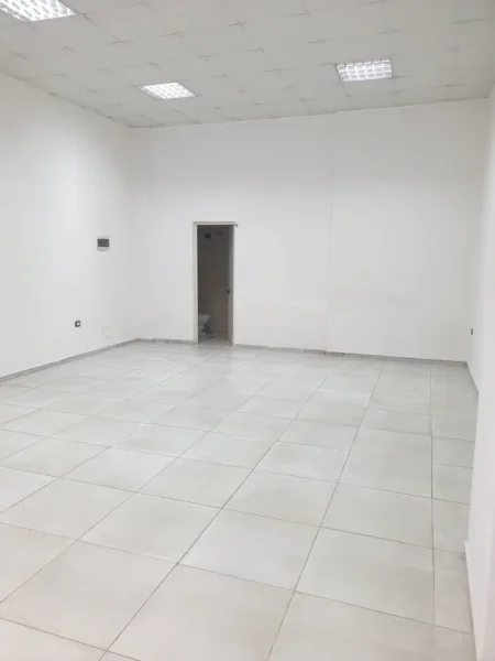 Tirane, jepet me qera ambjent biznesi Kati 0, 55 m² 450 € (yzberisht)