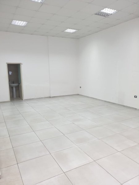 Tirane, jepet me qera ambjent biznesi Kati 0, 55 m² 450 € (yzberisht)