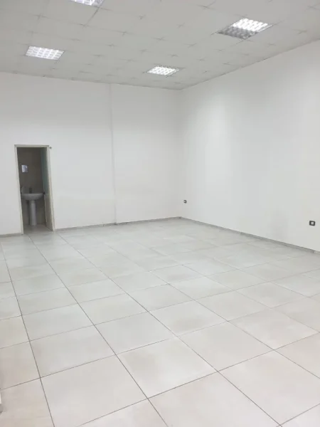 Tirane, jepet me qera ambjent biznesi Kati 0, 55 m² 450 € (yzberisht)