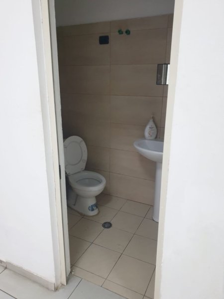 Tirane, jepet me qera ambjent biznesi Kati 0, 55 m² 450 € (yzberisht)