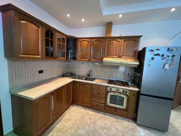 Tirane, jepet me qera apartament 2+1+Ballkon Kati 9, 87 m² 650 € 