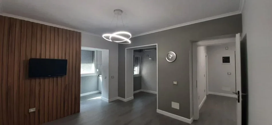 Tirane, jepet me qera apartament 1+1 Kati 1, 59 m² 600 € (shkolla kuqe)