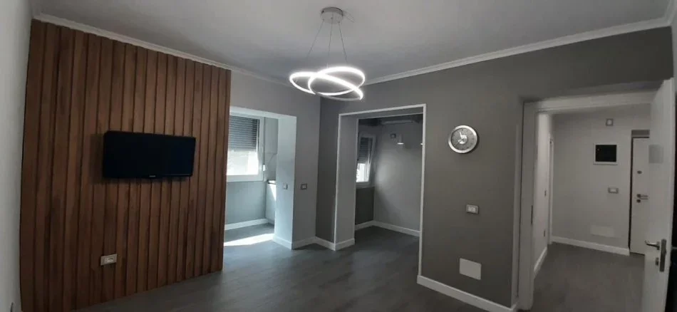 Tirane, jepet me qera apartament 1+1 Kati 1, 59 m² 600 € (shkolla kuqe)