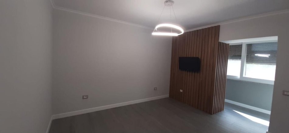 Tirane, jepet me qera apartament 1+1 Kati 1, 59 m² 600 € (shkolla kuqe)