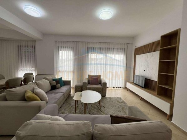Tirane, jepet me qera apartament 2+1+Ballkon Kati 8, 128 m² 500 € 