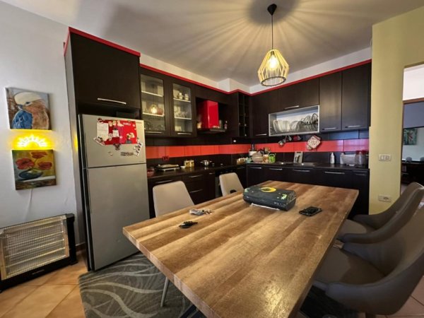 Tirane, shes apartament 2+1+Ballkon Kati 1, 103 m² 145.000 € (rruga besim allla)