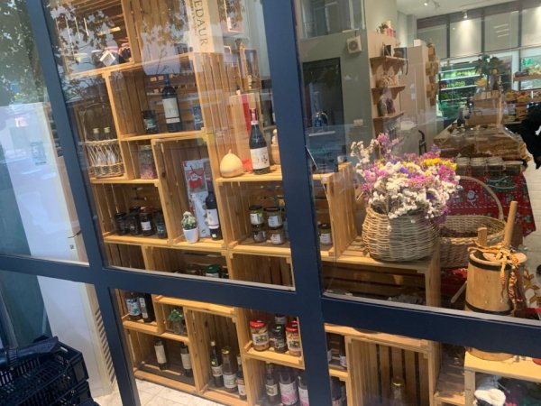 Tirane, ofroj Shes Rafte druri dhe organizues terheqes per supermarkete