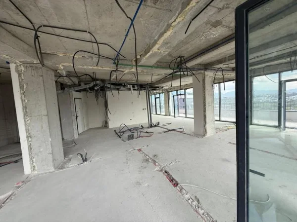 Tirane, jepet me qera ambjent biznesi Kati 15, 233 m² 4.000 € 