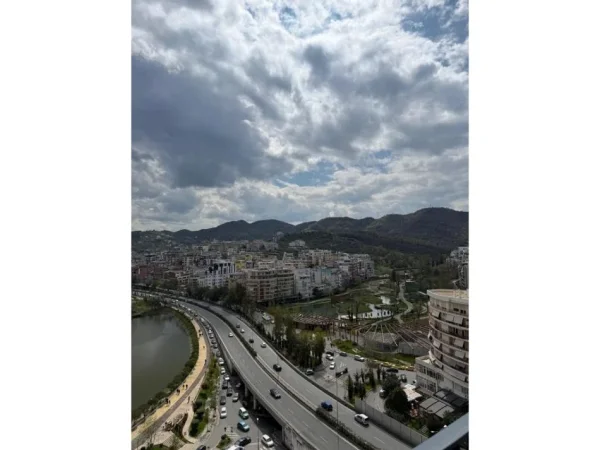 Tirane, jepet me qera ambjent biznesi Kati 15, 233 m² 4.000 € 