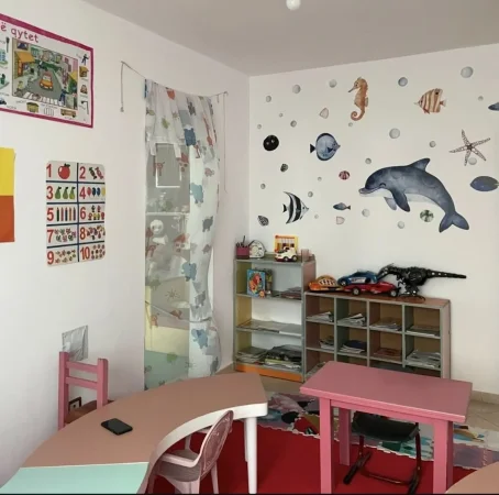 Shitet biznes çerdhe dhe kopësht për fëmijë, Kati 1, (Pallati i verdhe, kthesa e kamzes.)