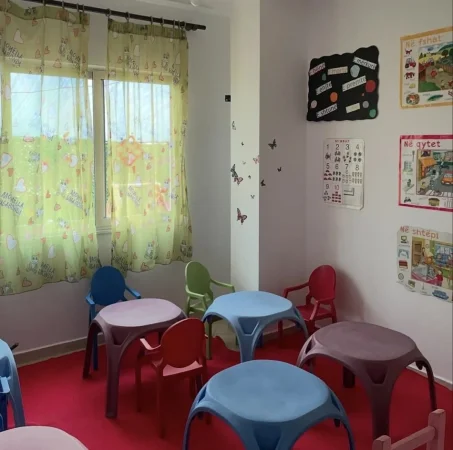 Shitet biznes çerdhe dhe kopësht për fëmijë, Kati 1, (Pallati i verdhe, kthesa e kamzes.)