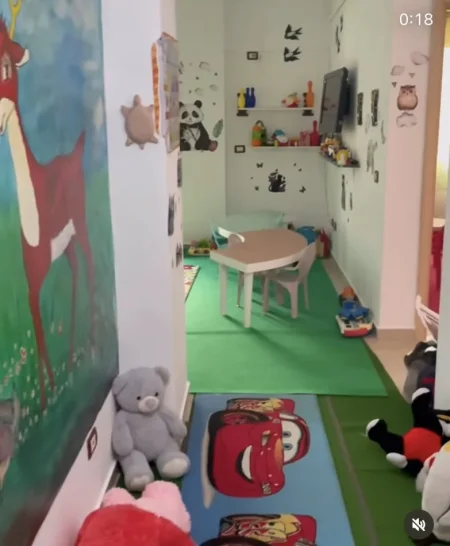 Shitet biznes çerdhe dhe kopësht për fëmijë, Kati 1, (Pallati i verdhe, kthesa e kamzes.)