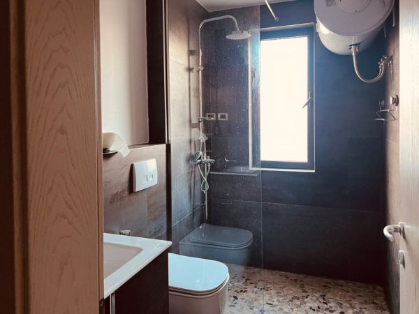 Tirane, jepet me qera apartament 1+1 Kati 2, 55 m² 650 € 