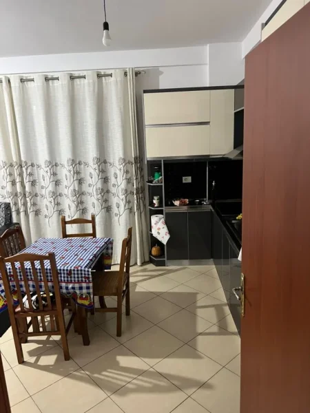 Tirane, Fresku, apartament 1+1 me qera, 400 euro