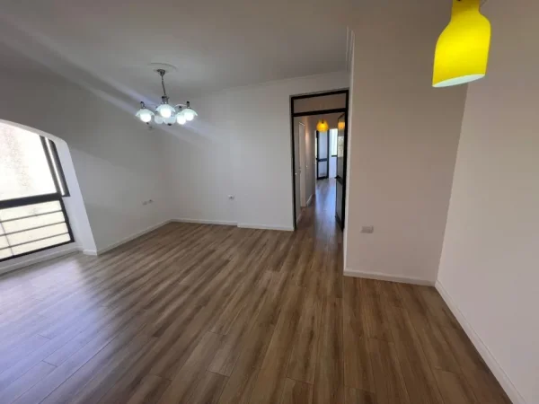 Tirane, shitet apartament 2+1+Ballkon Kati 4, 81 m² 165.000 € (Fusha Aviacionit)