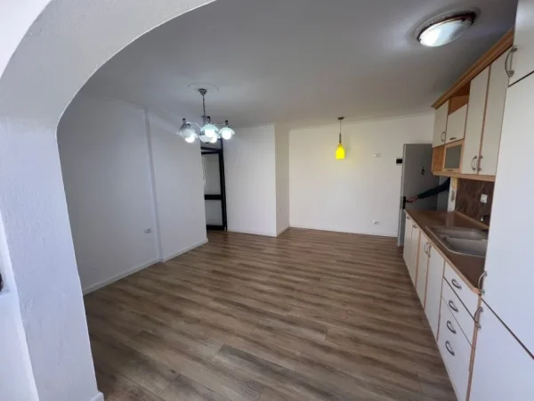 Tirane, shitet apartament 2+1+Ballkon Kati 4, 81 m² 165.000 € (Fusha Aviacionit)