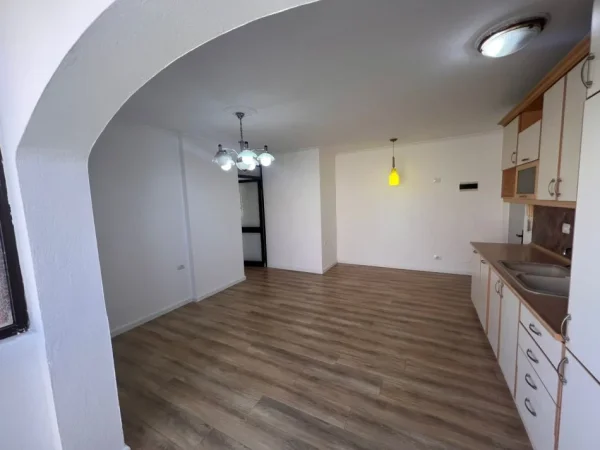 Tirane, shitet apartament 2+1+Ballkon Kati 4, 81 m² 165.000 € (Fusha Aviacionit)