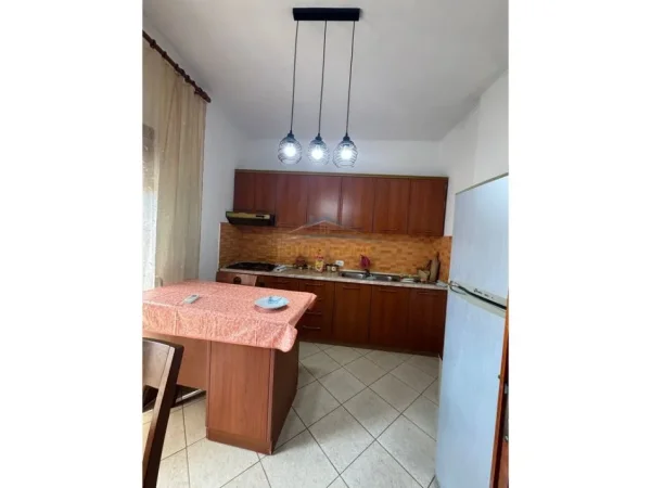 Tirane, jepet me qera shtepi 2+1 Kati 3, 125 m² 550 € 