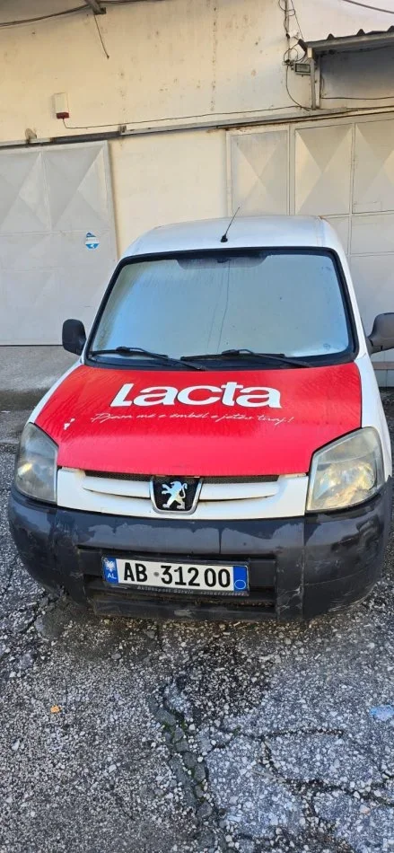 Tirane, shitet makine Peugeot Partner Nafte, e bardhë manuale Kondicioner 170.775 km 800 €