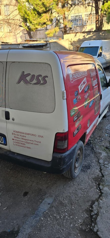 Tirane, shitet makine Peugeot Partner Nafte, e bardhë manuale Kondicioner 170.775 km 800 €