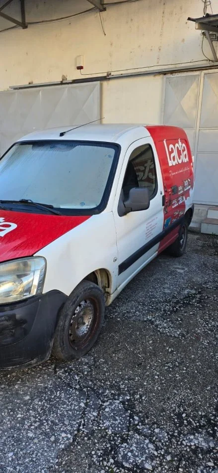 Tirane, shitet makine Peugeot Partner Nafte, e bardhë manuale Kondicioner 170.775 km 800 €