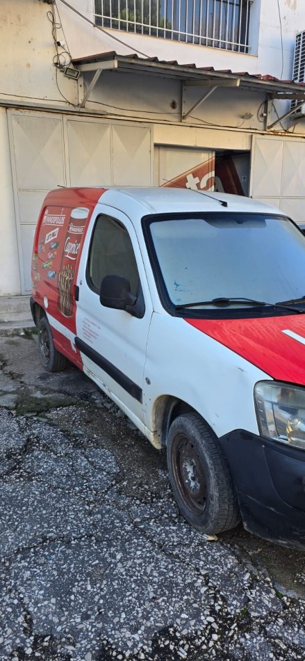 Tirane, shitet makine Peugeot Partner Nafte, e bardhë manuale Kondicioner 170.775 km 800 €