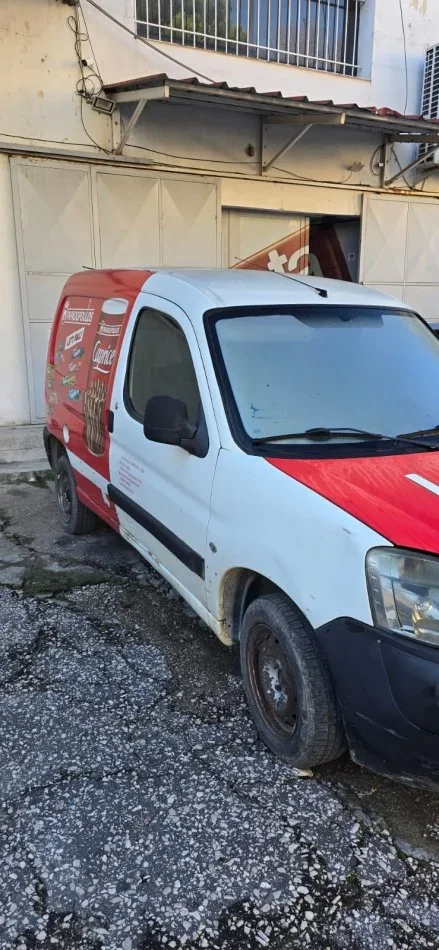 Tirane, shitet makine Peugeot Partner Nafte, e bardhë manuale Kondicioner 170.775 km 800 €