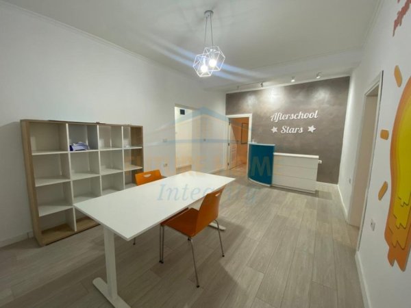Tirane, jepet me qera ambjent biznesi Kati 2, 92 m² 800 € 21 Dhjetori
