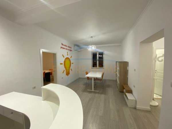Tirane, jepet me qera ambjent biznesi Kati 2, 92 m² 800 € 21 Dhjetori