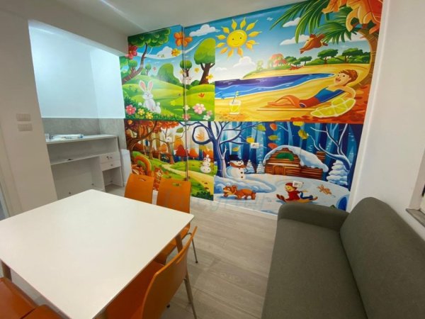 Tirane, jepet me qera ambjent biznesi Kati 2, 92 m² 800 € 21 Dhjetori