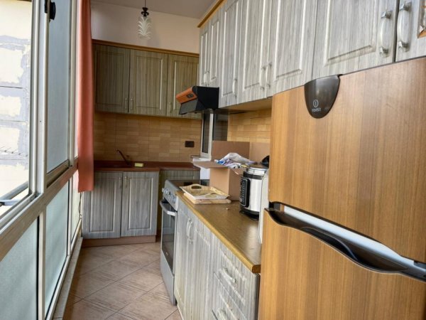 Tirane, jepet me qera apartament 3+1 Kati 4, 500 € (spitali qsut)