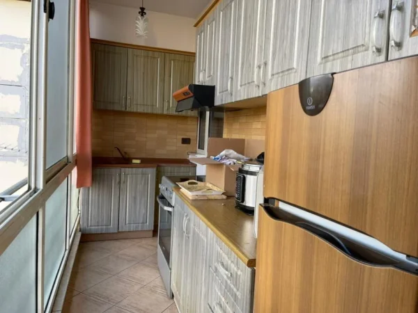 Tirane, jepet me qera apartament 3+1 Kati 4, 500 € (spitali qsut)