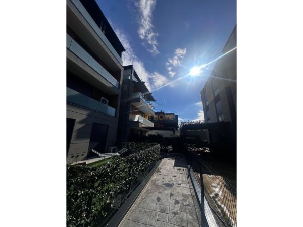 Tirane, jepet me qera apartament 3+1 Kati 2, 129 m² 3.200 € 