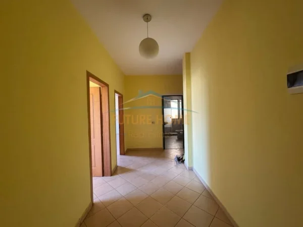 Tirane, jepet me qera apartament 1+1 Kati 3, 66 m² 400 € (Laprake perballe gjimnazit Aleks Buda.)