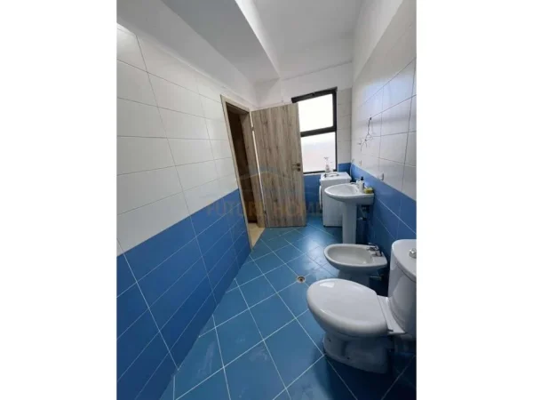 Tirane, jepet me qera apartament 2+1 Kati 8, 128 m² 500 € (Rruga 3 Deshmoret)