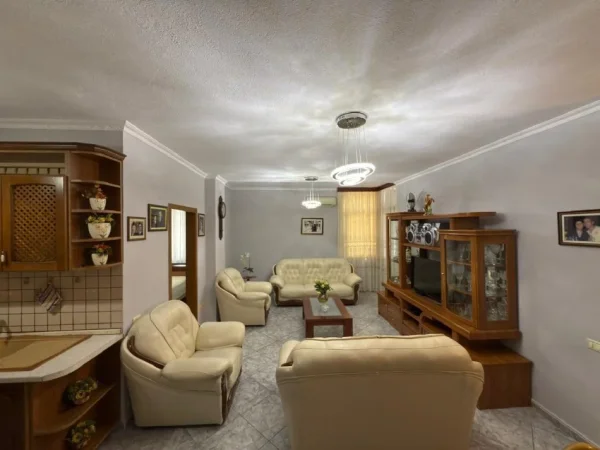 Tirane, jepet me qera apartament 2+1+Aneks+Ballkon Kati 4, 105 m² 600 € (kompleksi delijorgji)