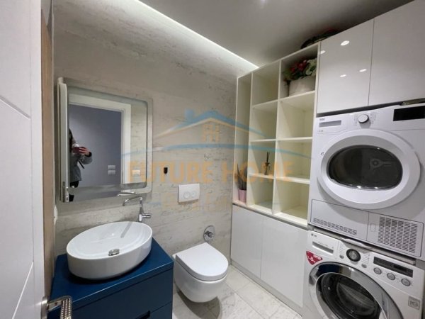 Tirane, jepet me qera apartament 2+1 Kati 7, 128 m² 1.500 € (QENDER)