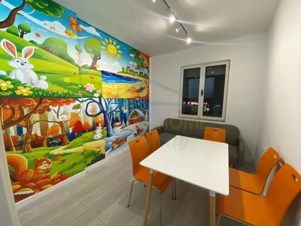 Tirane, jepet me qera ambjent biznesi Kati 2, 92 m² 700 € (21 Dhjetori)