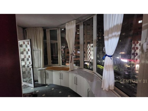 Tirane, jepet me qera apartament 3+1+Aneks+Ballkon Kati 4, 135 m² 800 € (Kristal Center)
